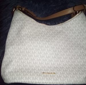 NEVER USED MICHAEL KORS LARGE BUCKET BAG
